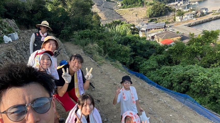 地元の高校生と段々畑で草刈り